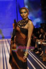 Model walks the ramp for Malini Ramani Show at Lakme Winter fashion week day 5 on 21st Sept 2010 (64).JPG